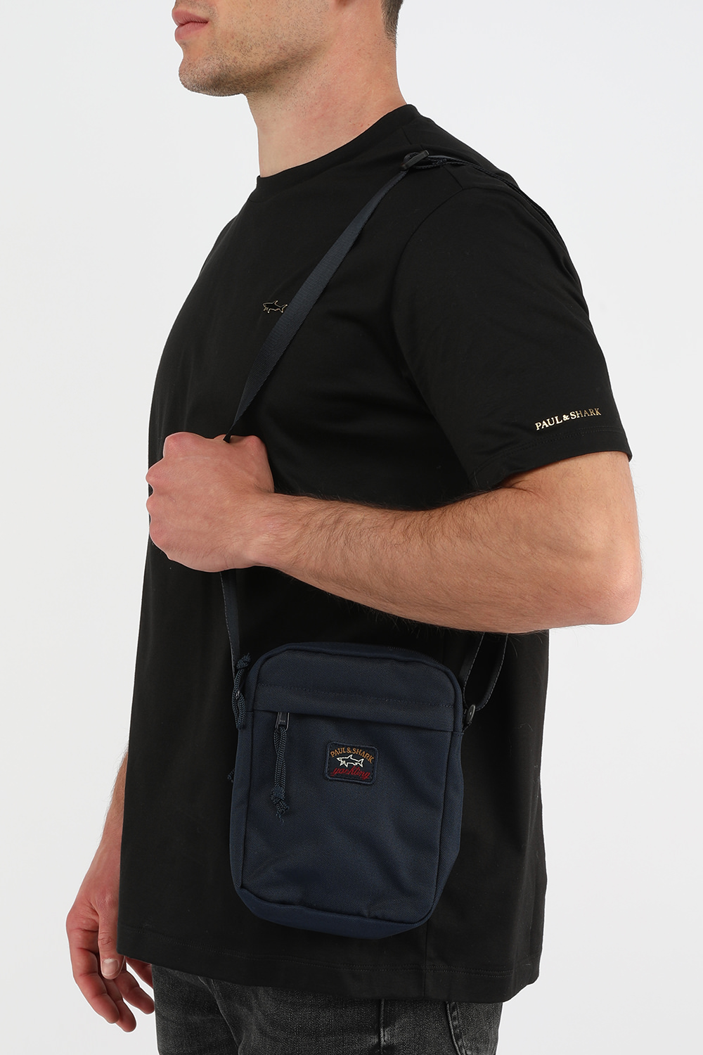 תמונת כל הלוק של תיק צד בצבע כחול